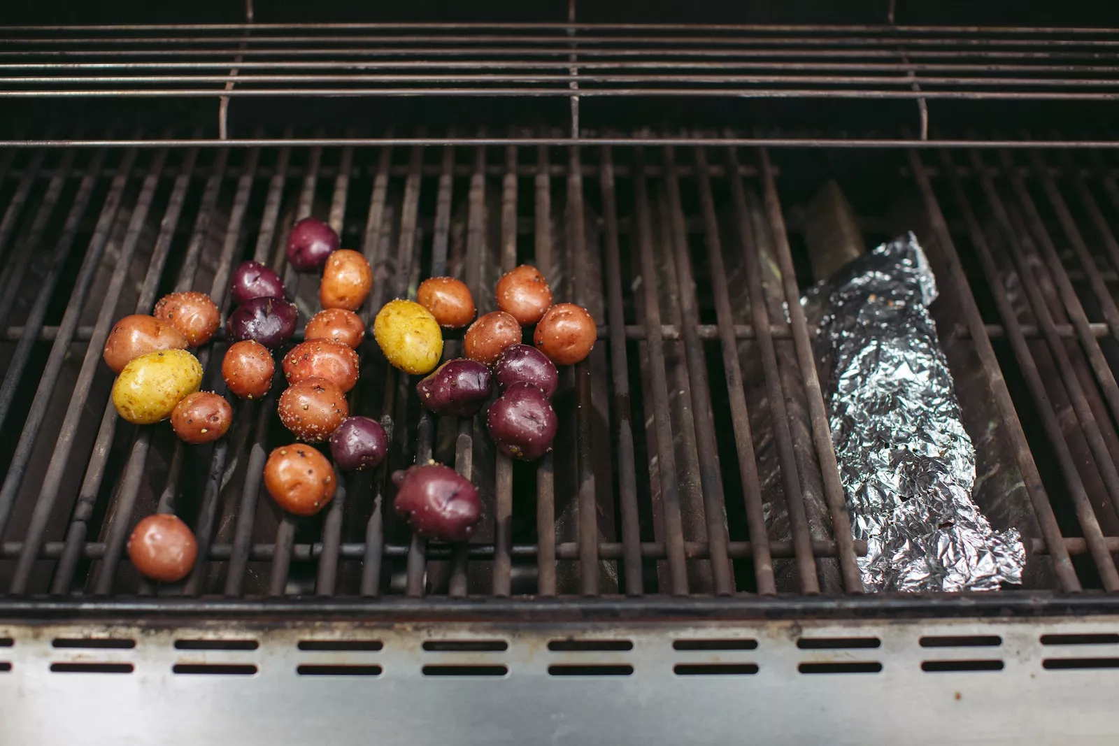 Colorful little potatoes on the grill.