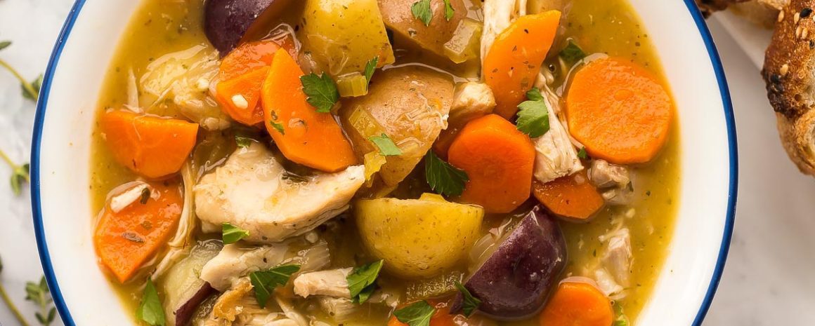 A tasty bowl of chicken stew in a bowl.