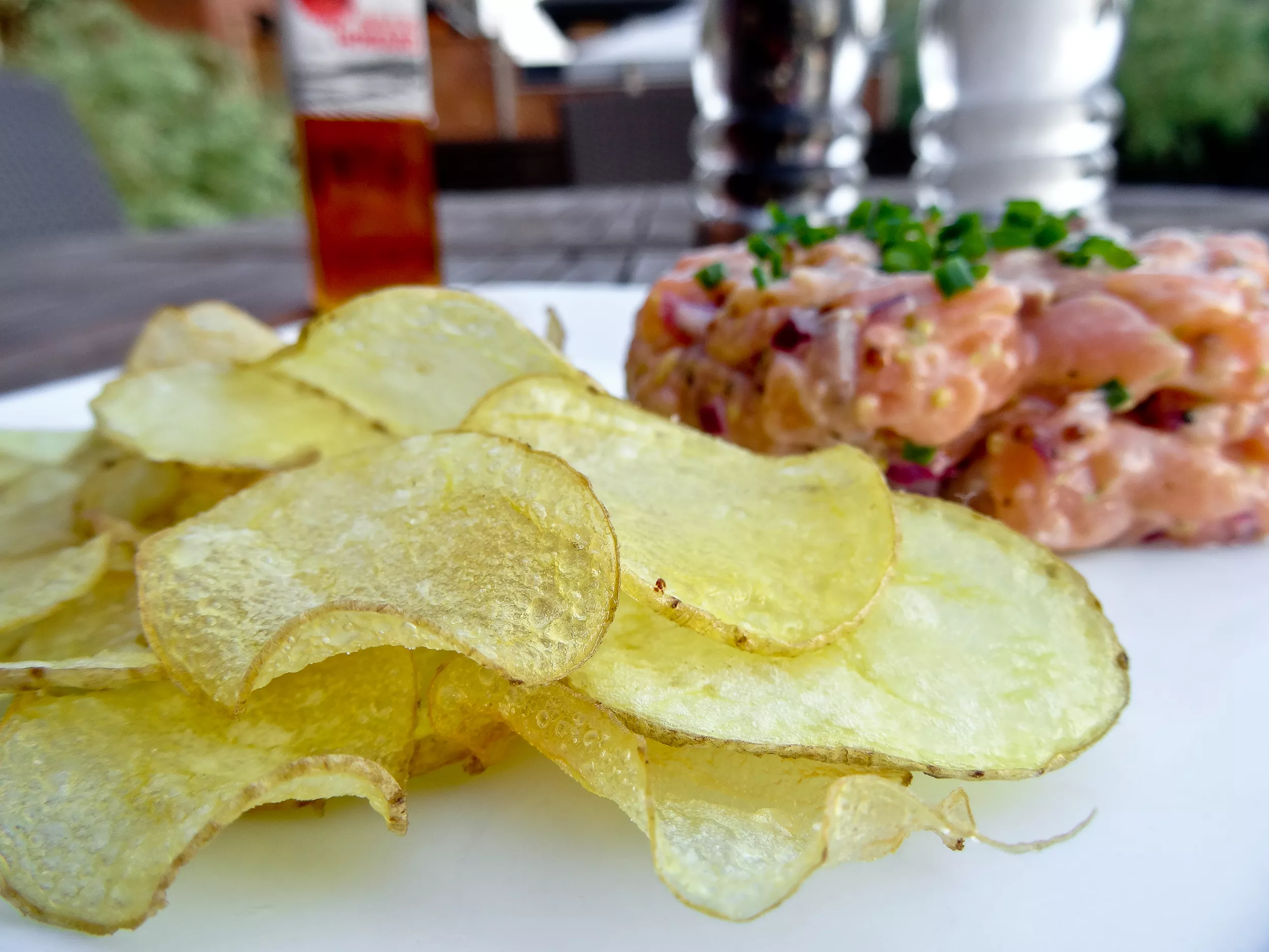 Tartare-de-saumon-a-lhuile-de-homard-3-La-ptite-fourchette Salmon tartare with homemade potato chips.